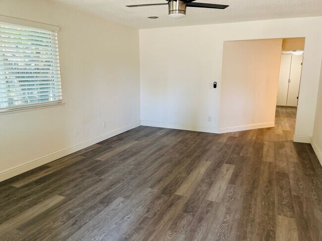Building Photo - Cute & Updated Duplex