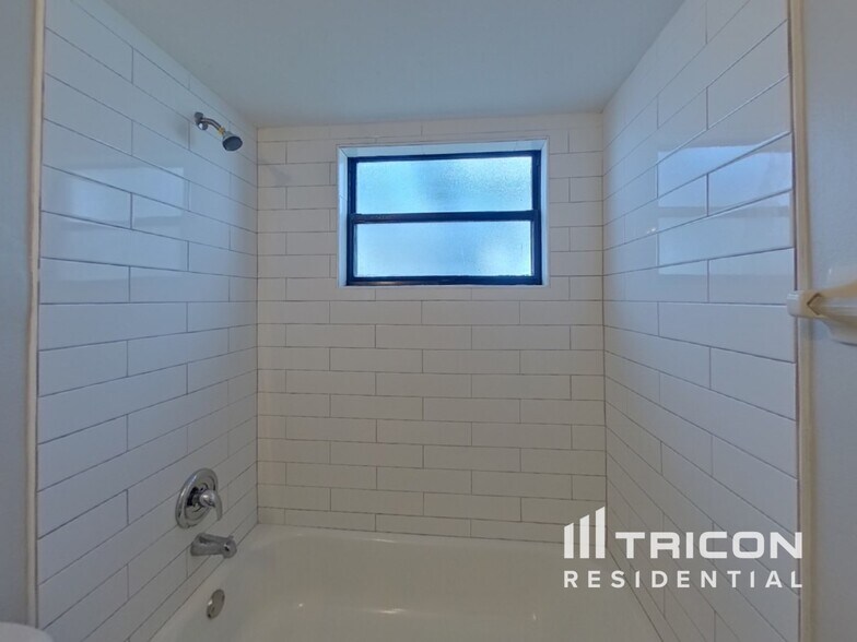 Building Photo - 641 Heraldo Ct
