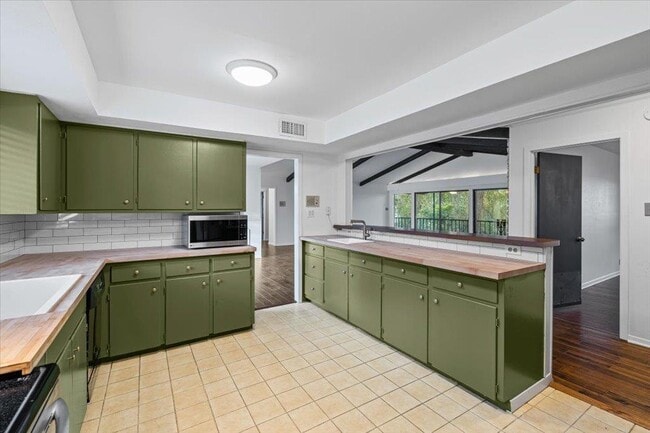 Building Photo - 313 Comet