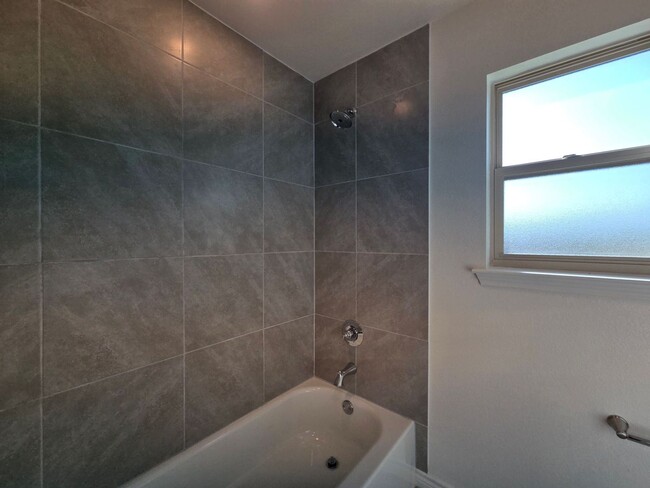 Building Photo - RENT SPECIAL - AVAILABLE NOW!