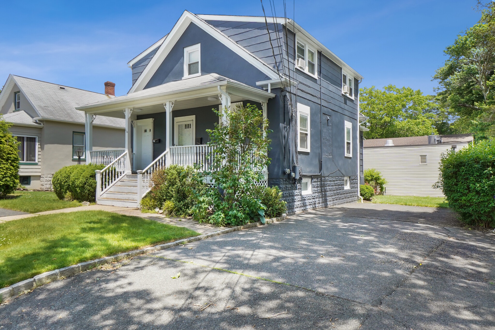 House/driveway - 114 Livingston Ave