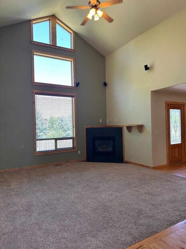Building Photo - Gorgeous 3 Bedroom Home in Elk Grove Commu...