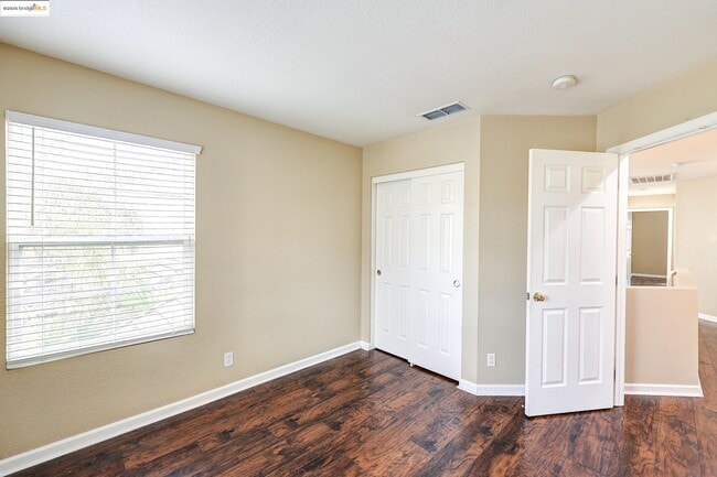 Building Photo - 220 Whispering Oaks Ct
