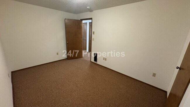 Building Photo - 3 BD I 3.5 BA Home - Separate Living Areas
