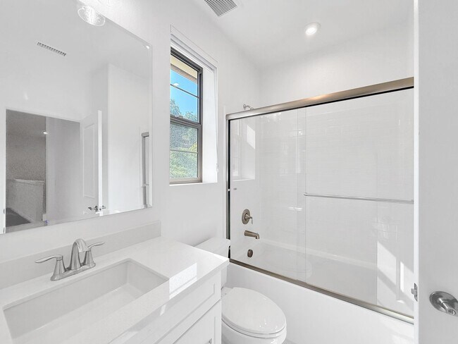Building Photo - Beautiful 5B/4.5BA Home in Escondido Now A...