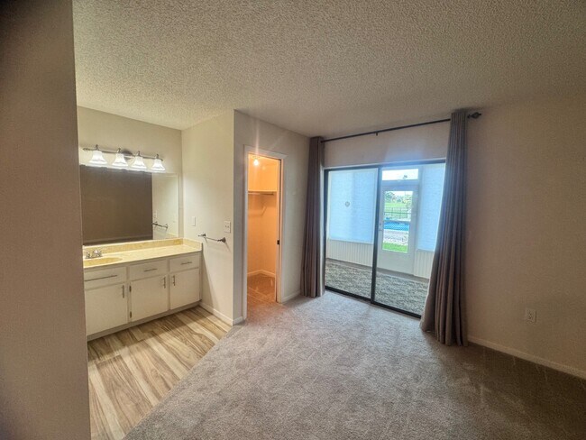 Building Photo - 3607 Edgewater Dr