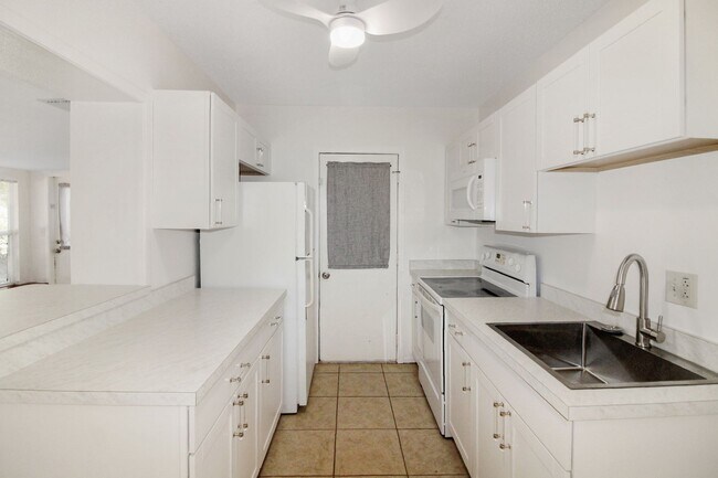 Building Photo - 1612 Larchwood Dr