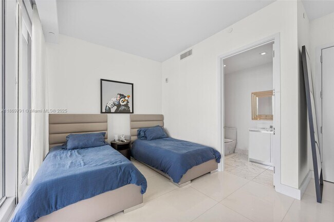 Building Photo - 16901 Collins Ave