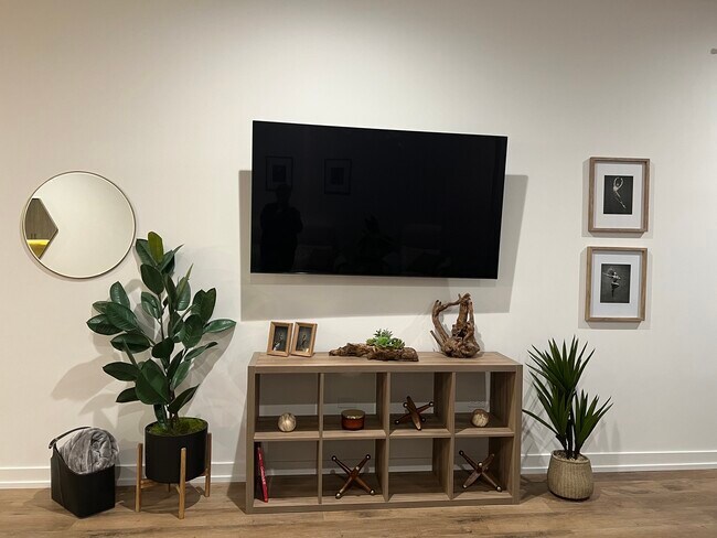 Building Photo - 815 N Richmond St