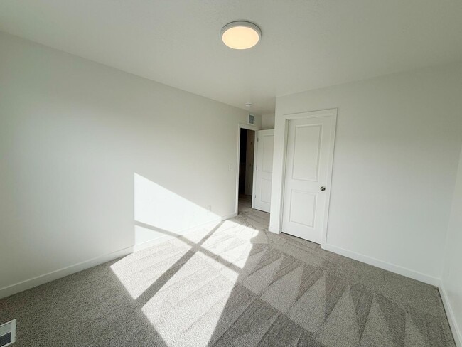 Building Photo - 496 S 1140 W