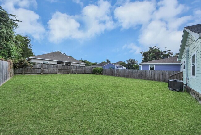 Building Photo - Renovated Houston Gem Near Downtown & the Medical Center