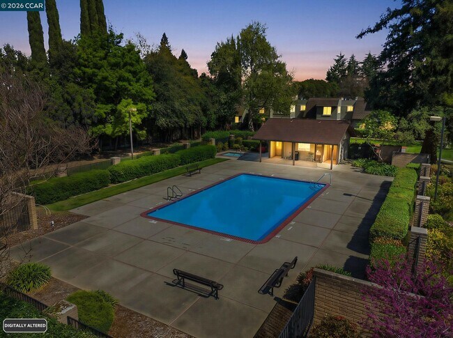 Building Photo - 102 Luna Grande Cir