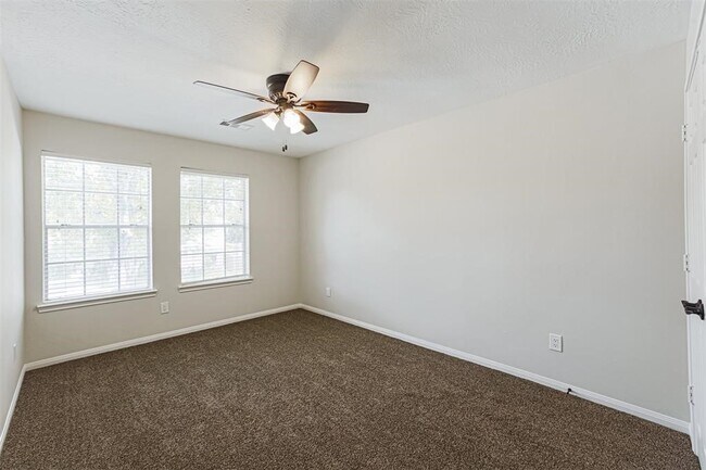 Building Photo - 17106 Summer Hollow Dr