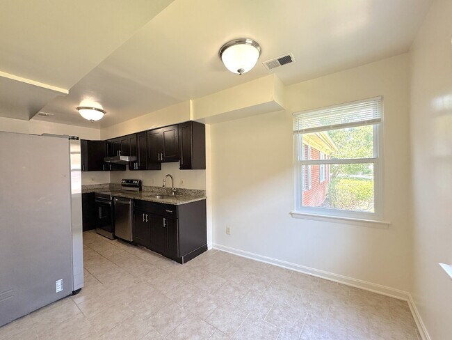 Building Photo - Charming & Spacious Two Bedroom One bathroom Unit