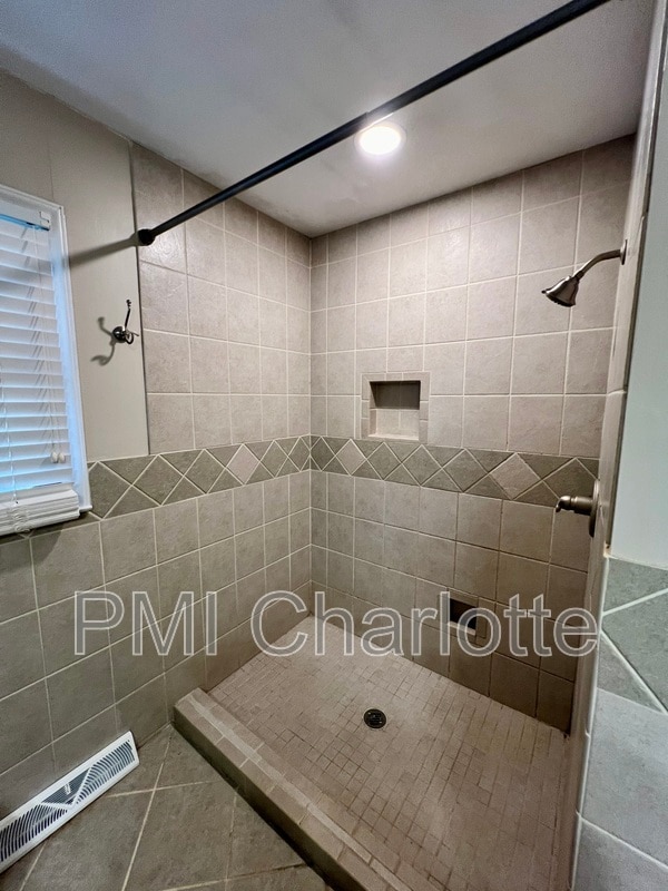 Building Photo - 528 Carolina Ave N