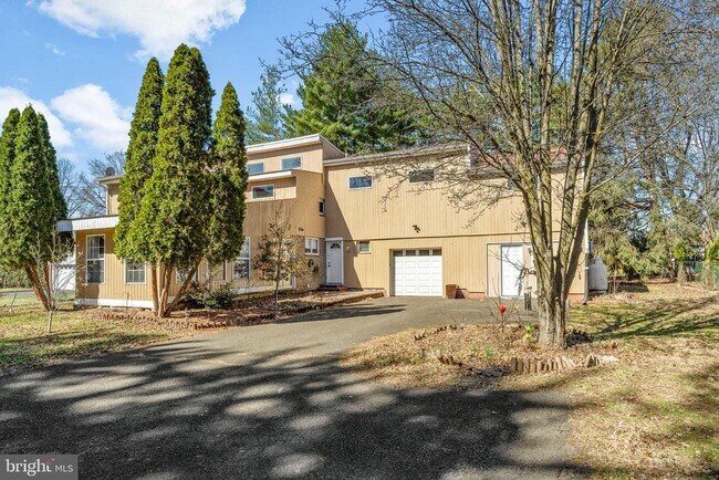 Building Photo - 216 Columbia Ave