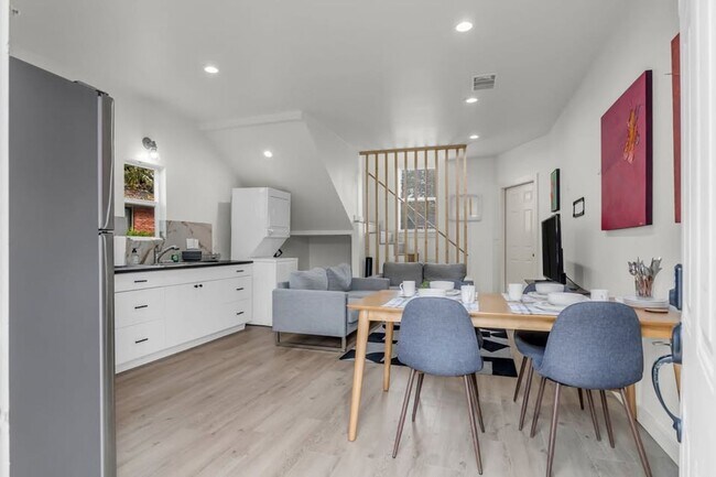 Building Photo - Stylish Furnished Home with Yard & All Bills Included