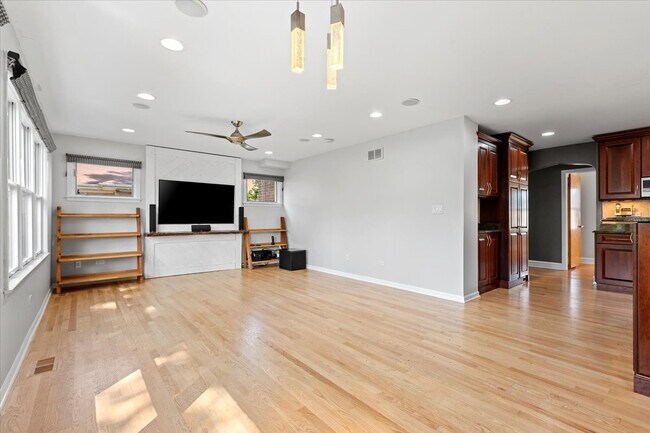 Building Photo - 7236 N Olcott Ave