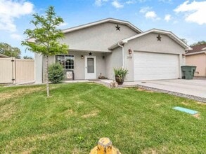 Building Photo - Super Cute Rancher with Central Air!!