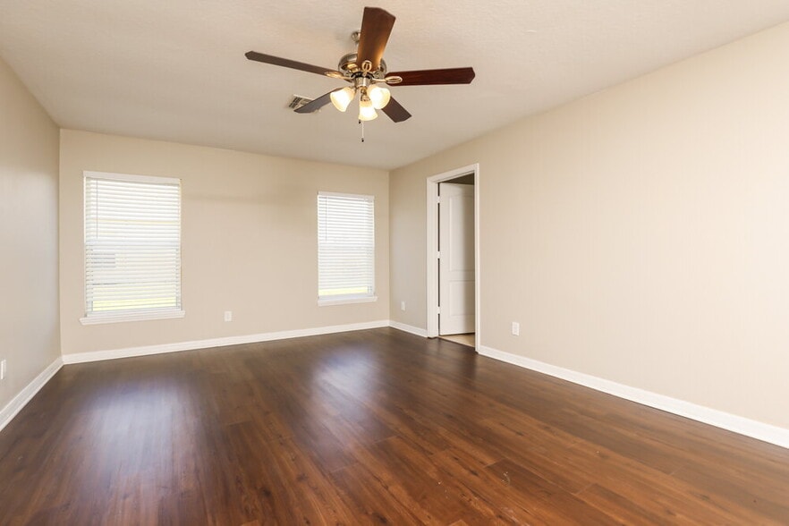 Building Photo - 2101 Woodsedge Dr