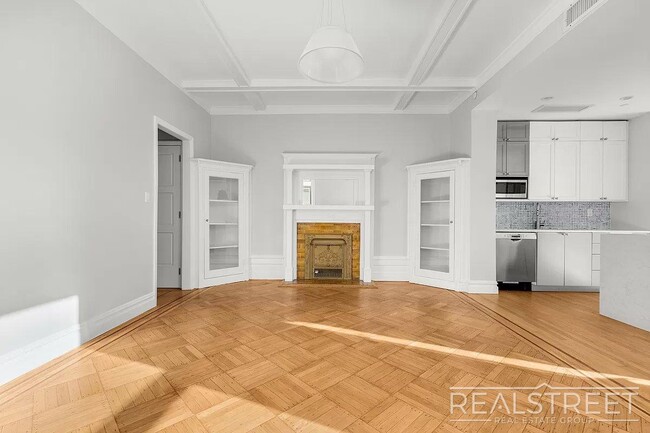 Building Photo - Stunning 1 bed in Crown Heights Brownstone...