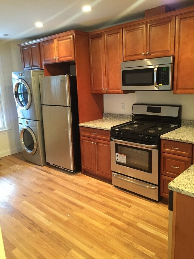 Building Photo - Charming 3 Bedroom-No Broker Fee