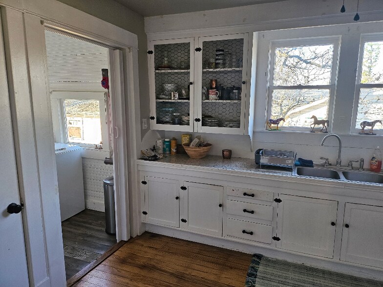 Building Photo - 216 E 2nd St