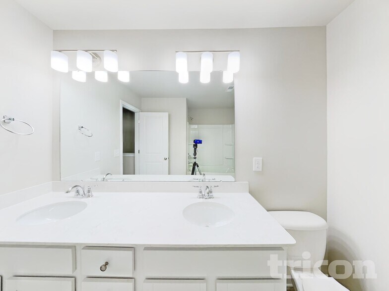 Building Photo - 229 Spring Knoll Dr