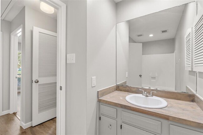 Building Photo - 6802 Vialinda Dr