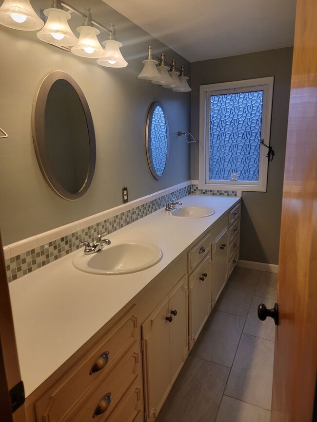 Building Photo - Gorgeous Tudor in Tacoma's North Slope Area