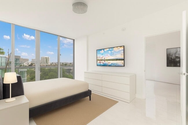 Building Photo - 9940 W Bay Harbor Dr