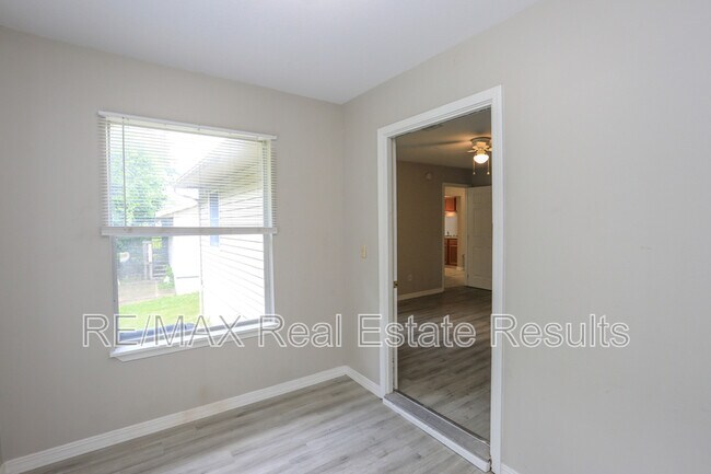 Building Photo - 205 White Oak Dr NE