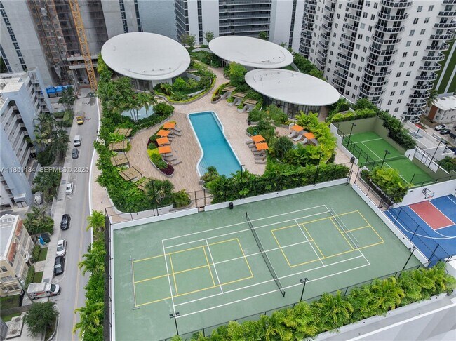 Building Photo - 700 NE 24th St