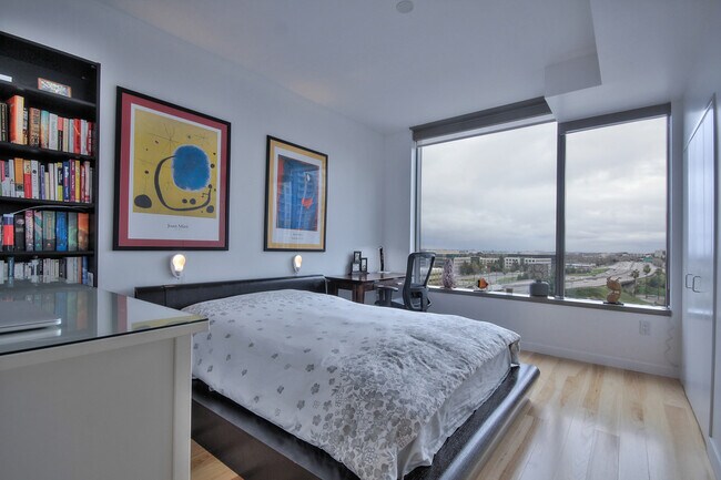 Building Photo - Gorgeous, Large 2 Bedroom Condo with Spect...
