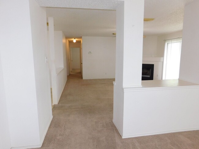 Building Photo - Beautifully maintained 3-bedroom, 2-bath home