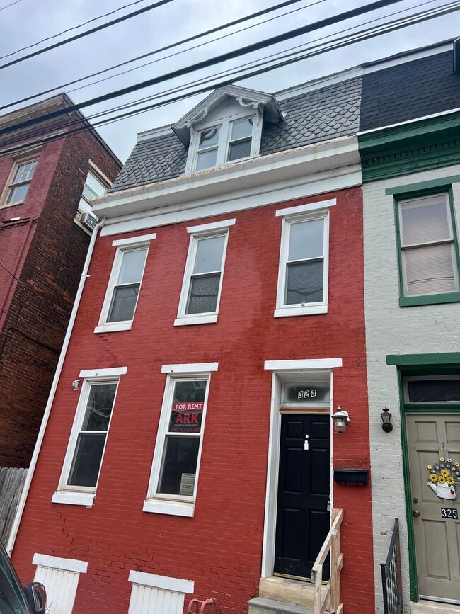Primary Photo - Large 4 bedroom 2 bath home with fenced in...