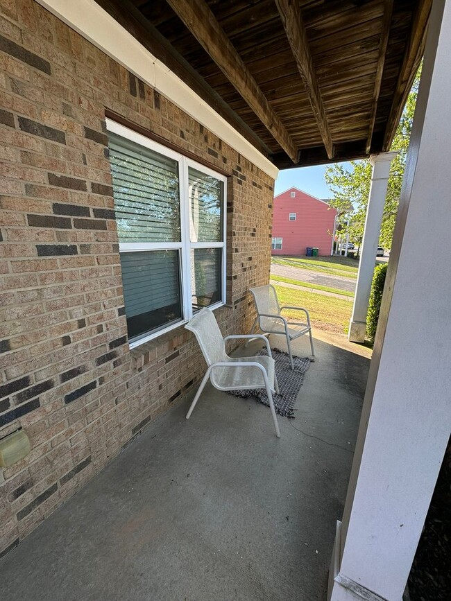 Building Photo - Awesome Standalone Townhouse at Bridgewater!