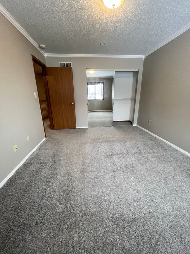 Building Photo - Spacious End Unit 2 Bed/1 Bath Townhome!