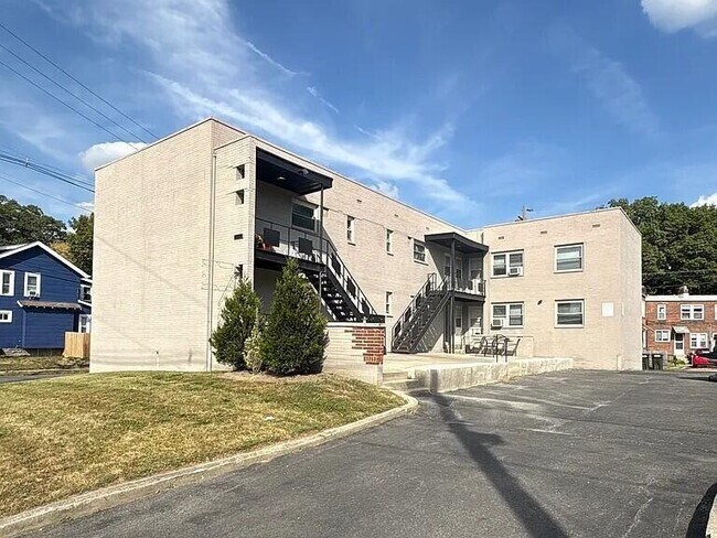 Primary Photo - 2636 Indianola Ave