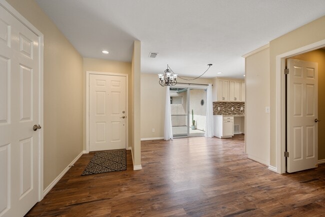 Building Photo - 885 Peregrine Ln