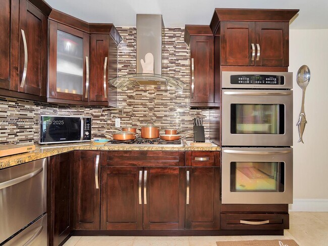 Building Photo - 3141 Hollywood Blvd