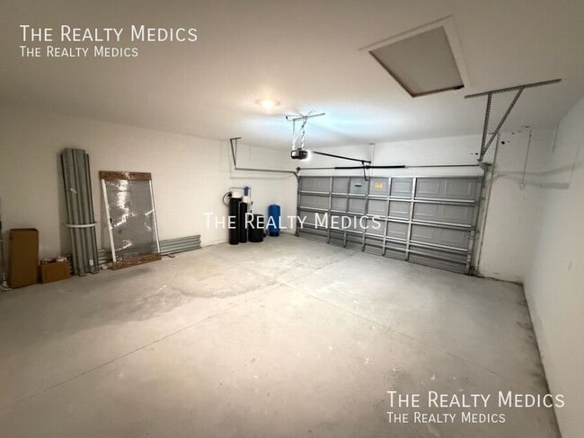 Building Photo - 731 Schrader Ave SW