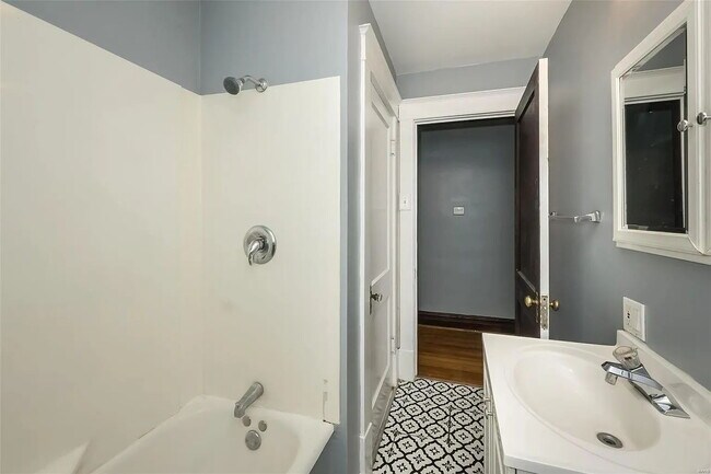 Building Photo - "Charming 2-Bed Duplex Retreat on Pennsylvania Ave – Spacious 1170 Sq Ft in Vibrant St. Louis!"