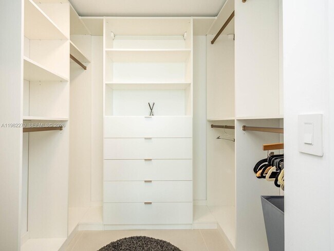 Building Photo - 650 NE 32nd St