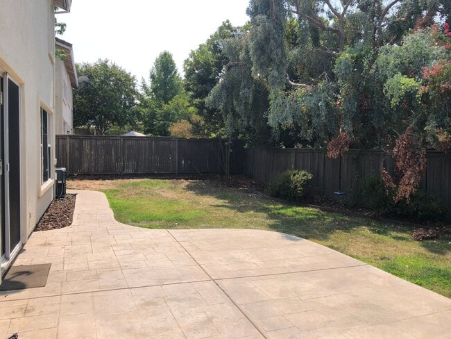 Building Photo - Well Maintained Stoneridge West Village Home!