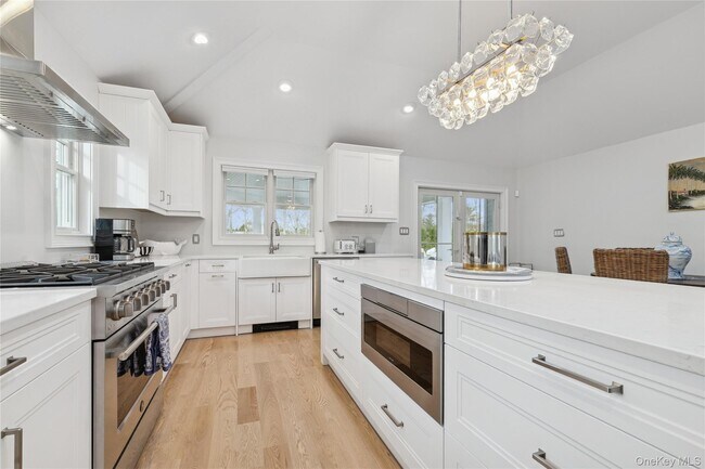 Building Photo - 4 Chestnut Ln