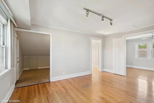Building Photo - 2443 N Oak Park Ave