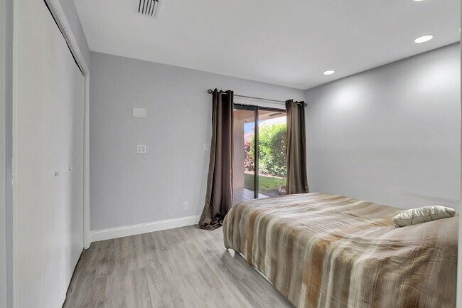 Building Photo - 10204 Camelback Ln