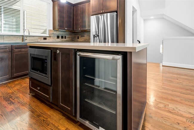 Building Photo - 1007 W 17th St