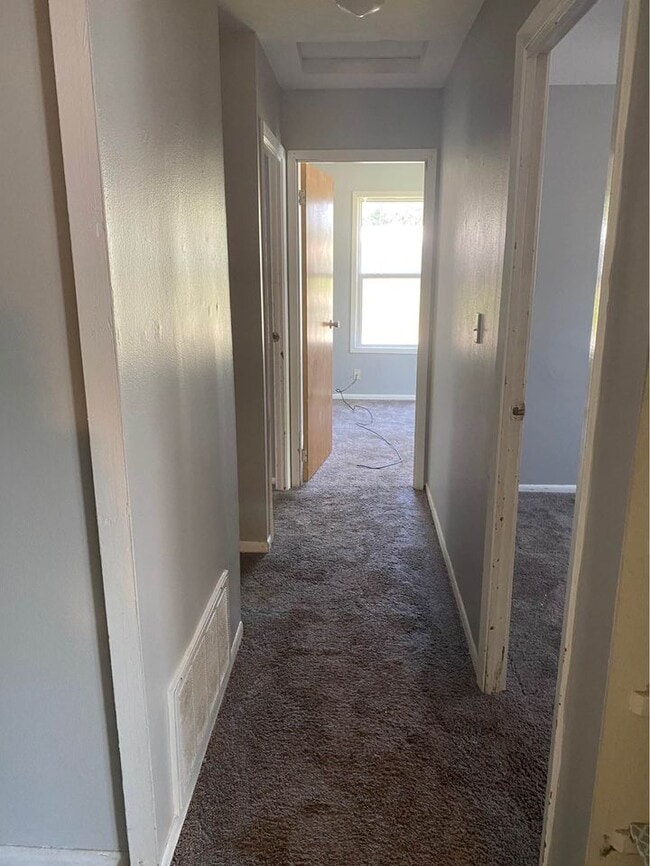 Building Photo - 605 Hillview Dr